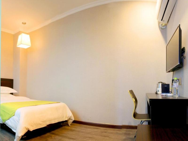 Greentree Wulumuqi Airport Hotel อุรุมชี ภายนอก รูปภาพ