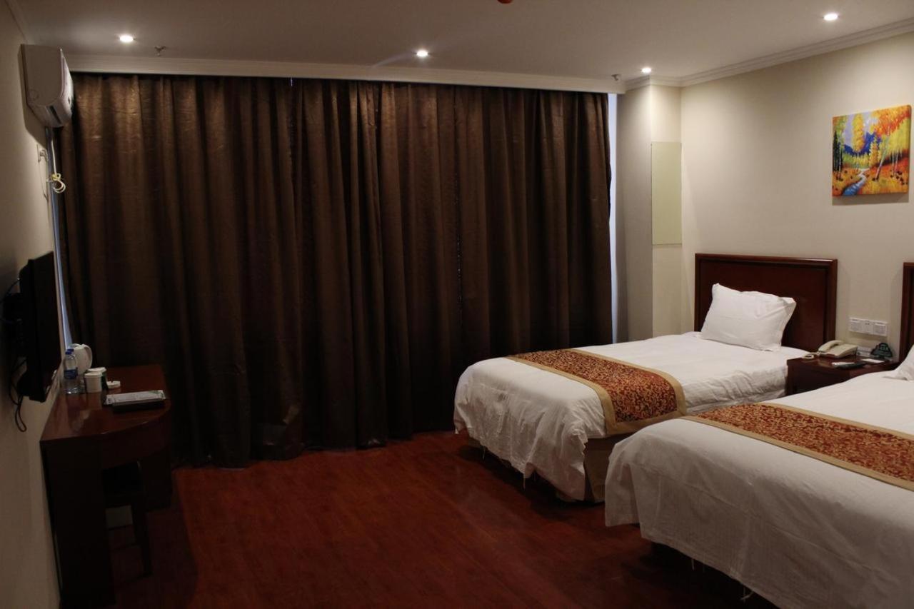 Greentree Wulumuqi Airport Hotel อุรุมชี ภายนอก รูปภาพ