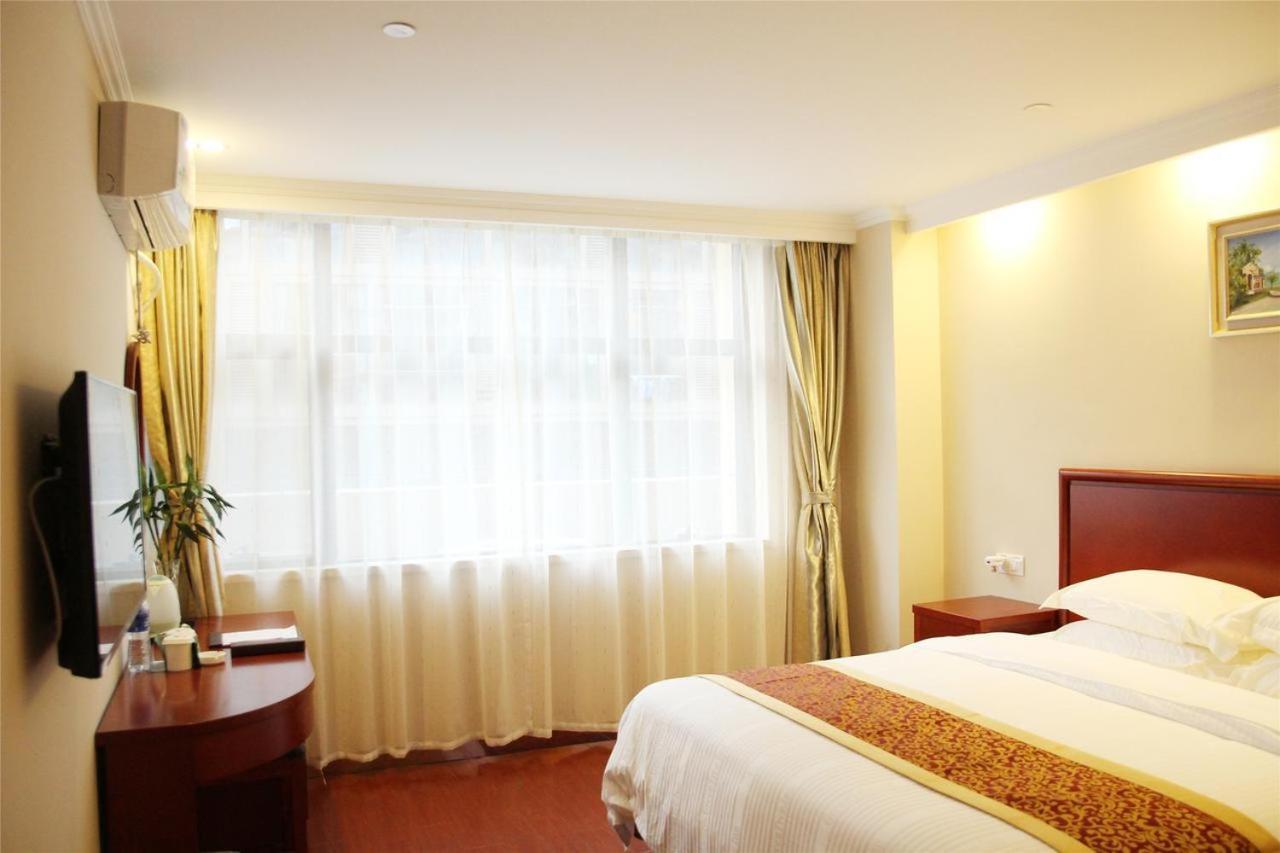 Greentree Wulumuqi Airport Hotel อุรุมชี ภายนอก รูปภาพ
